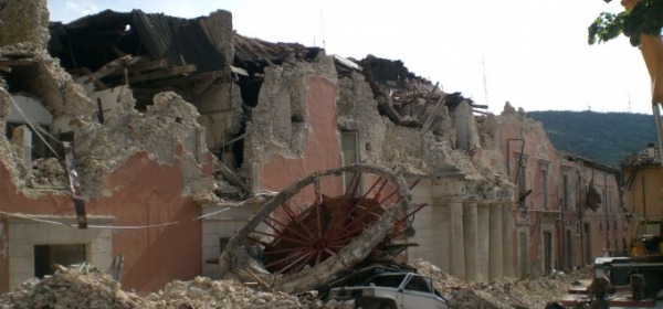 Terremoto L'Aquila crollo prefettura