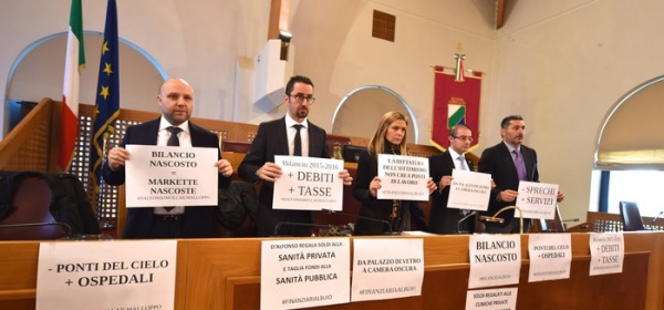 Protesta consiglieri 5 stelle-foto da ansa