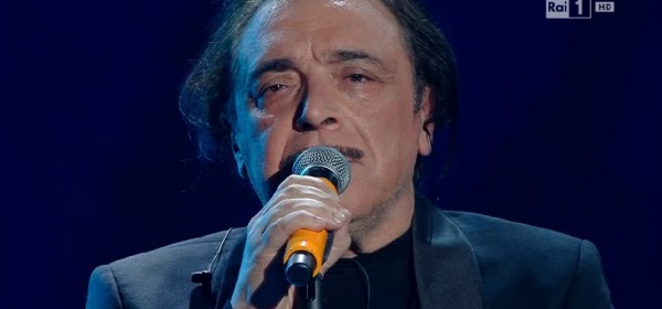 Sanremo 2016, Nino Frassica canta "A mare si gioca"