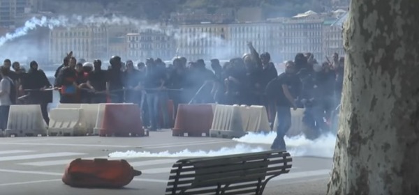 Corteo anti-Renzi a Napoli, scontri e feriti