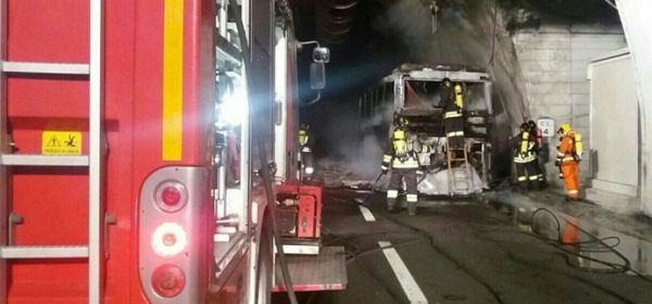 A24, Bus in fiamme nel Tunnel Del Gran Sasso