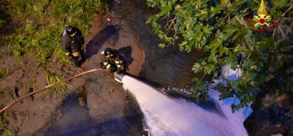 Nuovo sversamento nel torrente Polcevera a Genova