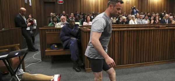 Pistorius cammina in aula senza protesi