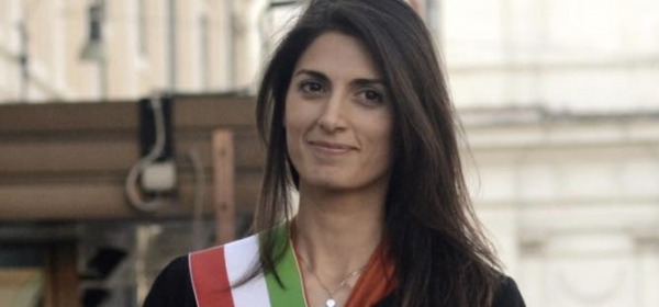 Virginia Raggi con la fascia tricolore