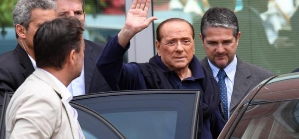 Silvio Berlusconi lascia l'ospedale San Raffaele