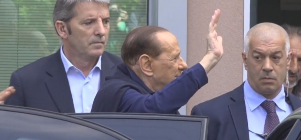 Silvio Berlusconi lascia l'ospedale San Raffaele