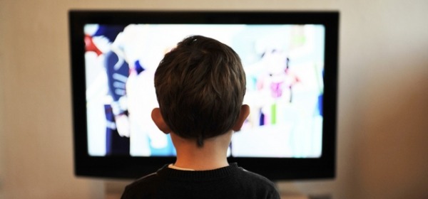 bimbi che guardano la Tv