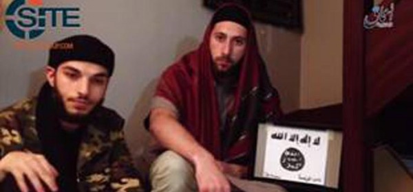I due killer nel video in cui giurano fedeltà all'Isis