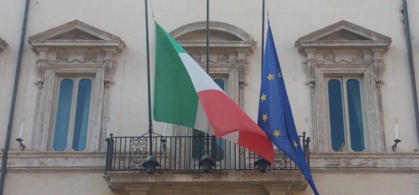 Bandiere a mezz'asta a Palazzo Chigi