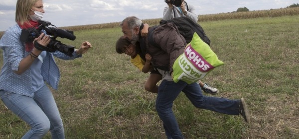 cronista sgambetta migrante