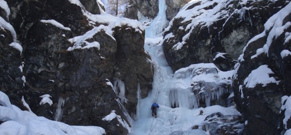 cascata di ghiaccio - foto di repertorio