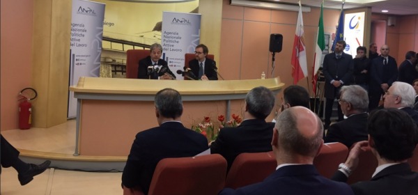 Gentiloni al Centro per l'impiego di Avellino