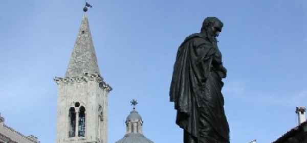 La statua di Ovidio a Sulmona