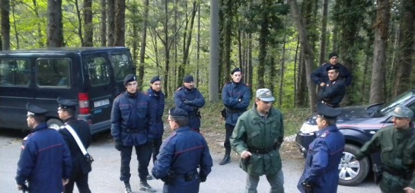 Carabinieri sul luogo del rirovamento del cadavere