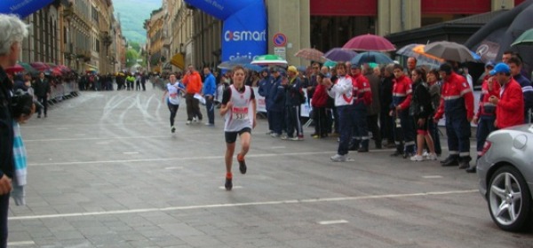 Arrivo di Andrea Piccinini alla Maratonina Pretuziana 
