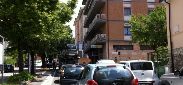 Il tir porta auto bloccato in Via De Gasperi