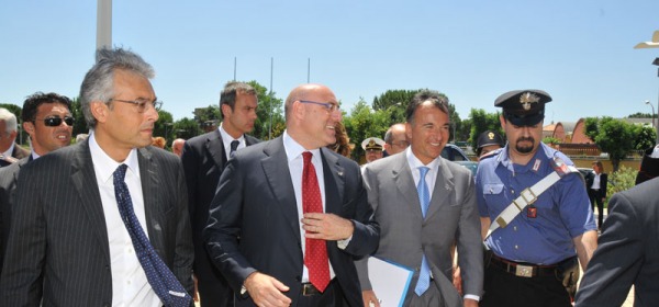 Il sindaco Di Primio (al centro) con Chiodi e Frattini