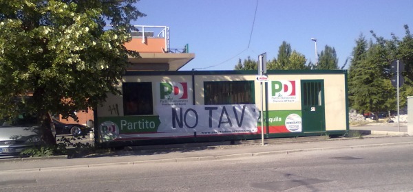 Lo striscione apparso stamattina sulla sede del Pd aquilano