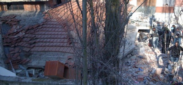 L'edificio di Via Poggio Santa Maria dopo il crollo