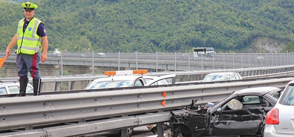 La Mercedes dopo l'impatto (foto ilcentro)