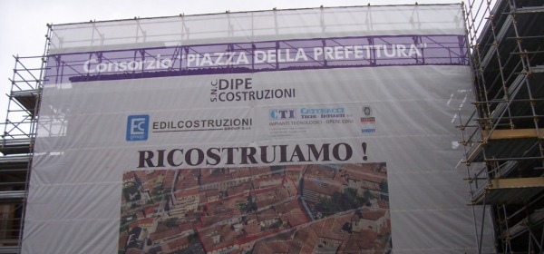 Lo striscione esposto dal Consorzio per sollecitare la ricostruzione