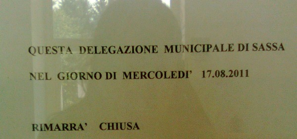 Il cartello che indica la chiusura della Delegazione di Sassa