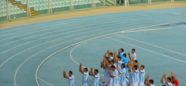 Giocatori del Pescara sotto la curva, dopo la gara con la Real Sociedad