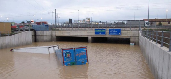 Il sottopassaggio di Mosciano Sant'Angelo durante l'alluvione