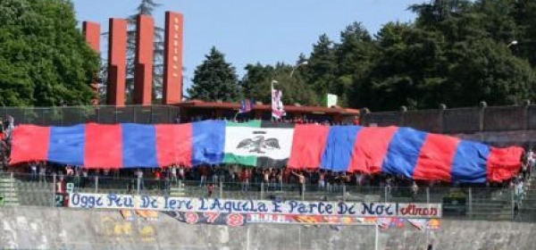 La curva aquilana nell'ultimo derby al "Fattori"