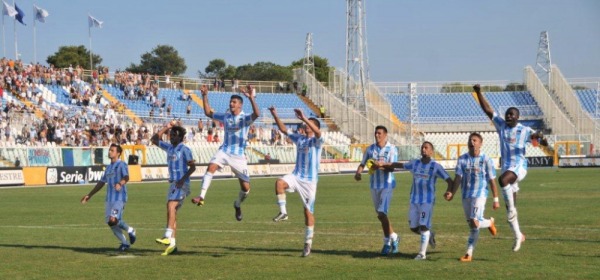 I giocatori del Pescara ringraziano i tifosi