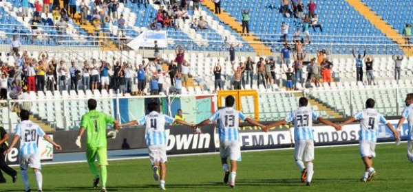 La squadra ringrazia i tifosi dopo la gara con l'Albinoleffe