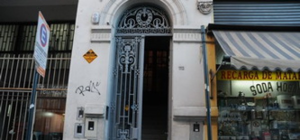 L'ingresso del "palacio Berlusconi"