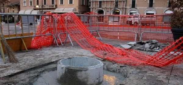 Il buco (foto Il Centro)