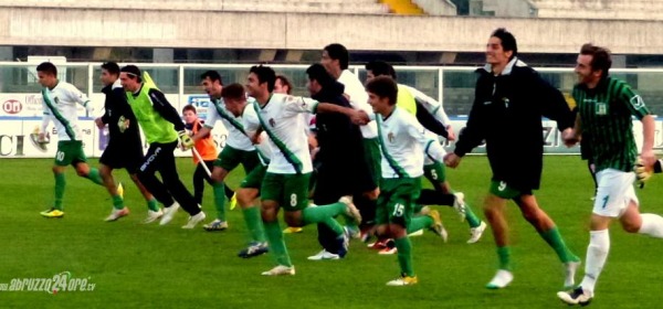 I giocatori del Chieti festeggiano sotto la curva "Volpi"