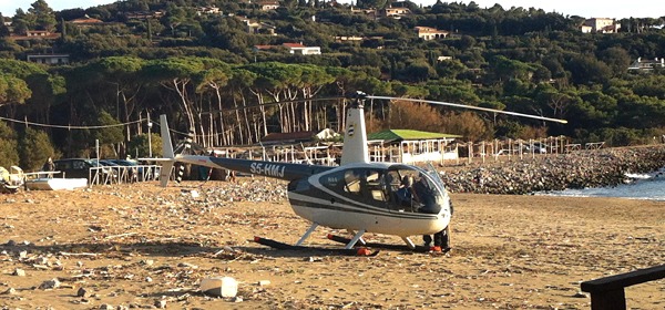 L'elicottero di Piscicelli sulla spiaggia (foto Il Tirreno)