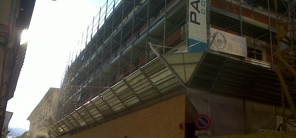 Il palazzo in ricostruzione