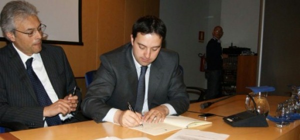 D'Alessandro mentre firma il Patto per lo sviluppo