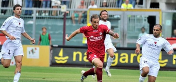 Paulinho con la maglia del Livorno