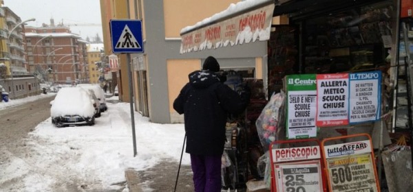 Celso Cioni sugli sci lungo Via Strinella