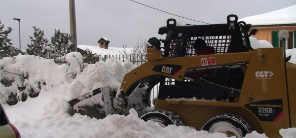 Un bobcat spala neve all'Aquila