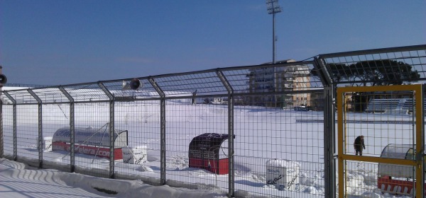 Lo stadio "Biondi" innevato