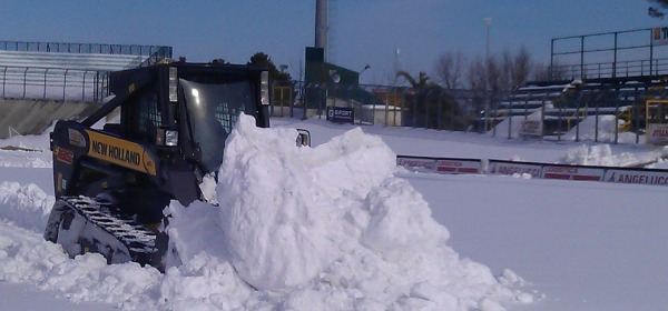 Lo stadio "Biondi" viene liberato dalla neve