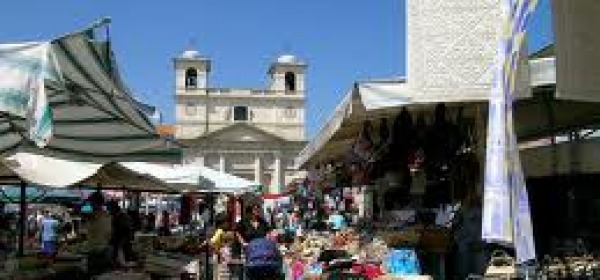 Lo storico mercato di Piazza Duomo prima del sisma