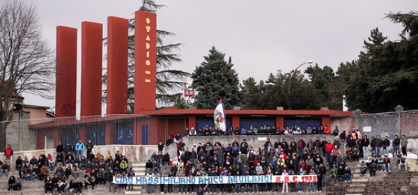 Lo striscione dedicato dalla Sud allo scomparso Massimiliano Giusti