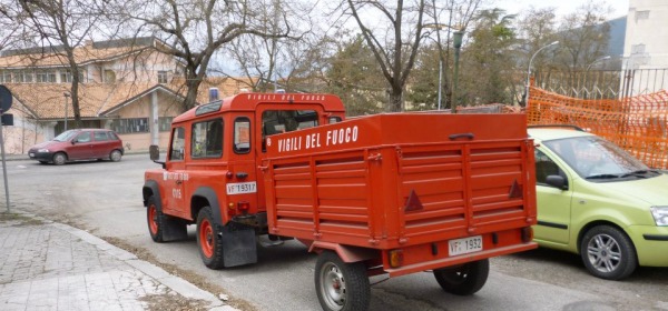 Il carro teli dei Vigili del fuoco a Via dei Vestini