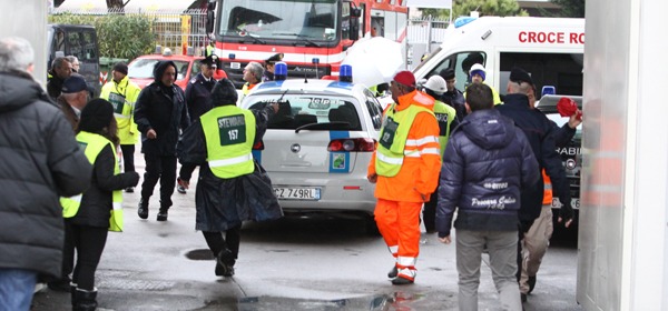 la macchian dei Vigili che ostruisce il passaggio (il Centro)