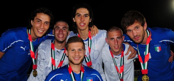 Marco Migliorini festeggia la vittoria con i suoi compagni