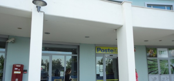 L'ufficio postale rapinato (foto Raho)