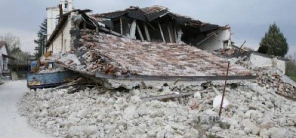 La chiesa di San Michele a Villa Sant'Angelo all'indomani del terremoto