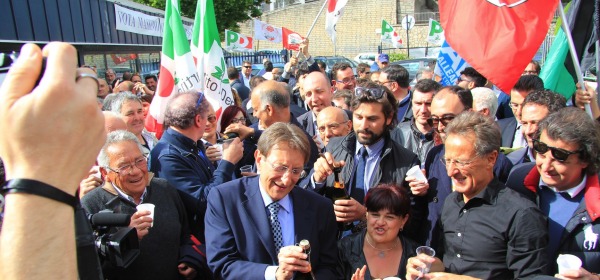 I festeggiamenti al comitato di Cialente (foto Ippoliti)